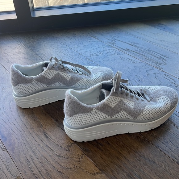 Stuart Weitzman The Hartlee Sneaker Light Gray Knit - Size 9.5 - Picture 5 of 5